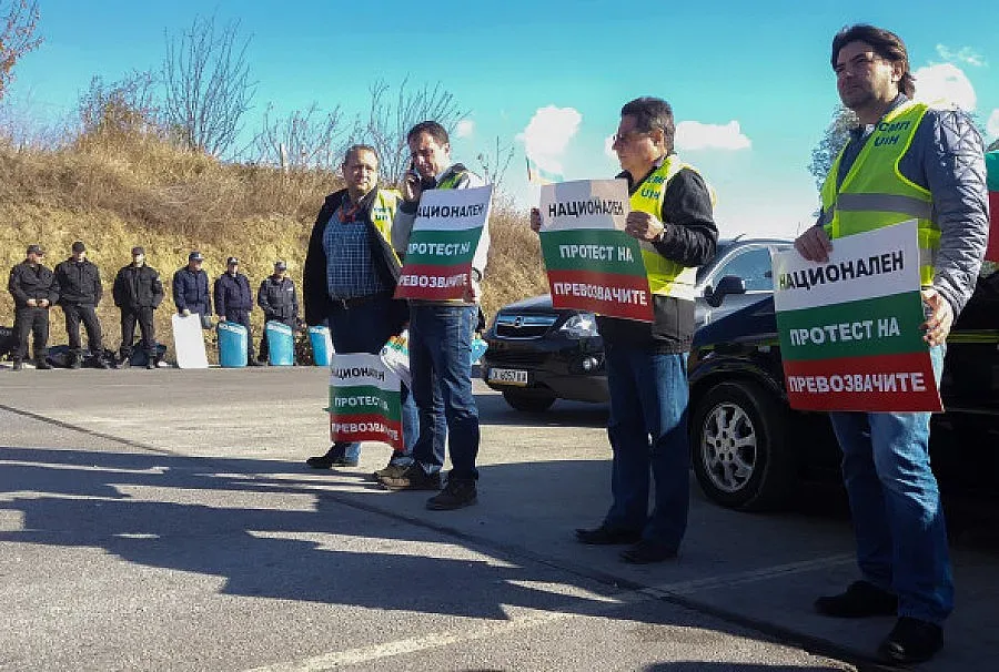 Протест на превозвачи затваря границите на България 
