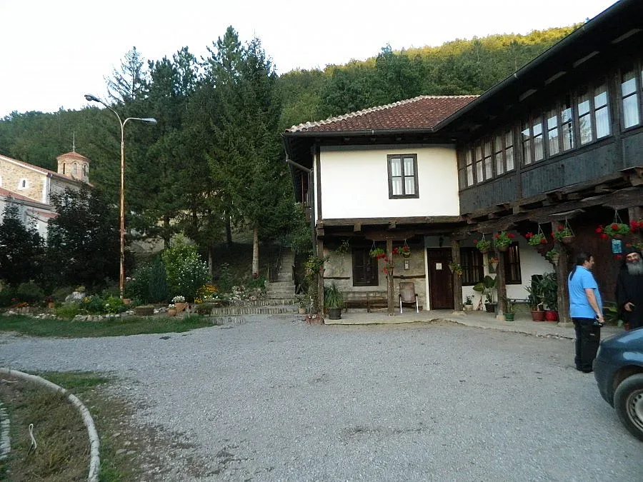 Водят туристи по манастирите от Перник до Пирот