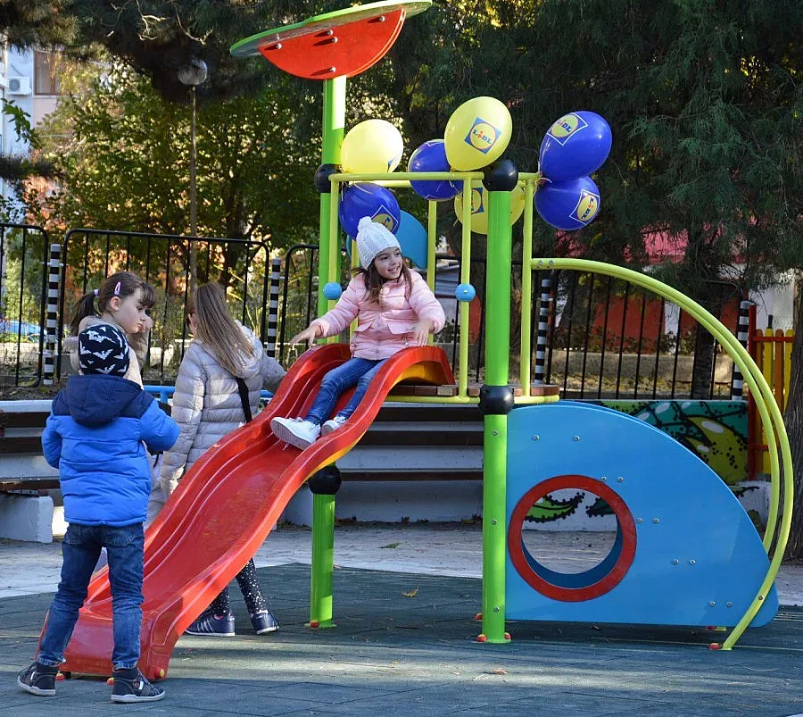 Хлапета играят на обновена детска площадка