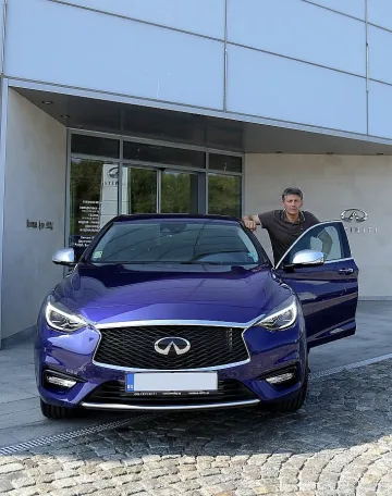 Попангелов подкара новия кросоувър QX30