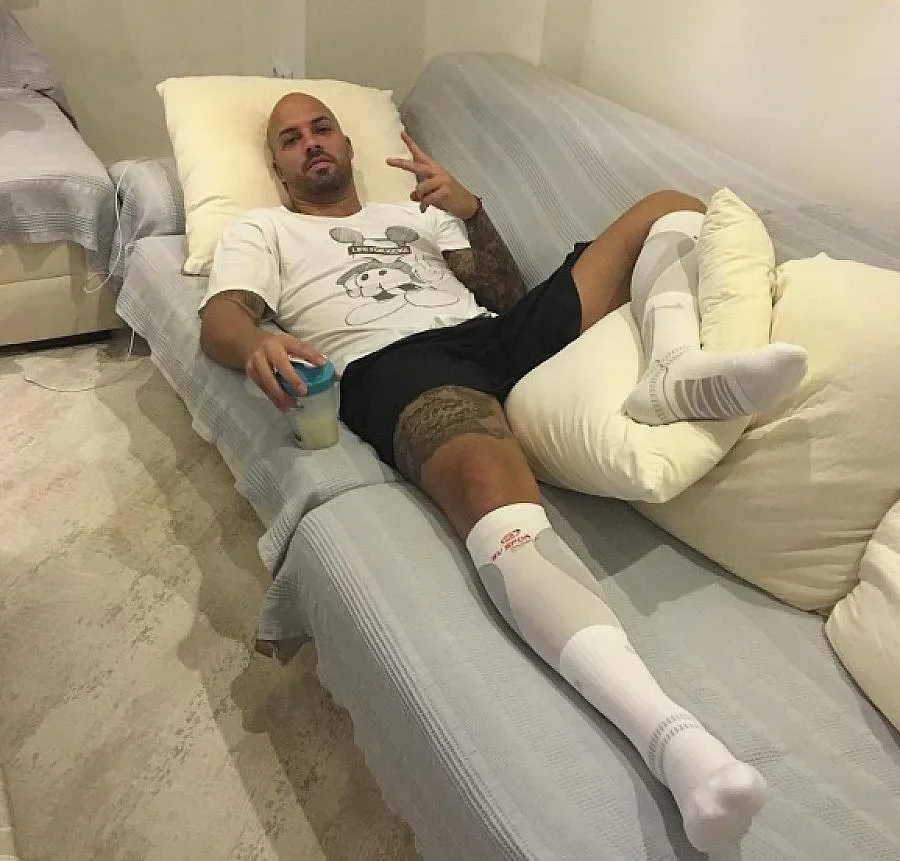 Ники Михайлов се шири в къща с шест спални