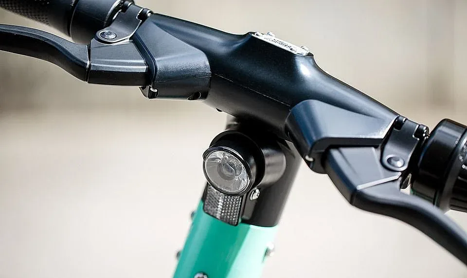 Уникум! Шофьор на кола пострада тежко при сблъсък с тротинетка