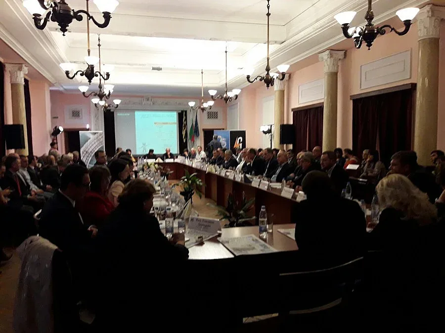 На дискусията на "Стандарт": Перник се хвали със старт на санирането