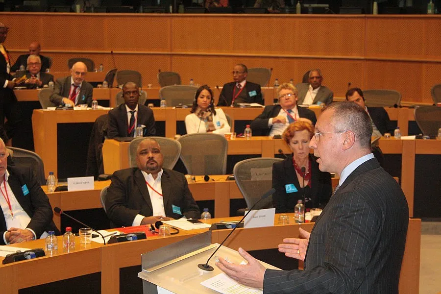 Светът днес харчи много за оръжие и малко за образование