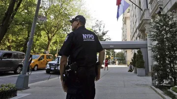 Полицай застреля баба, нападнала го с бухалка