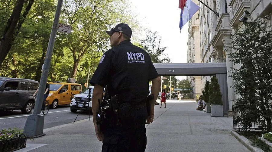 Полицай застреля баба, нападнала го с бухалка