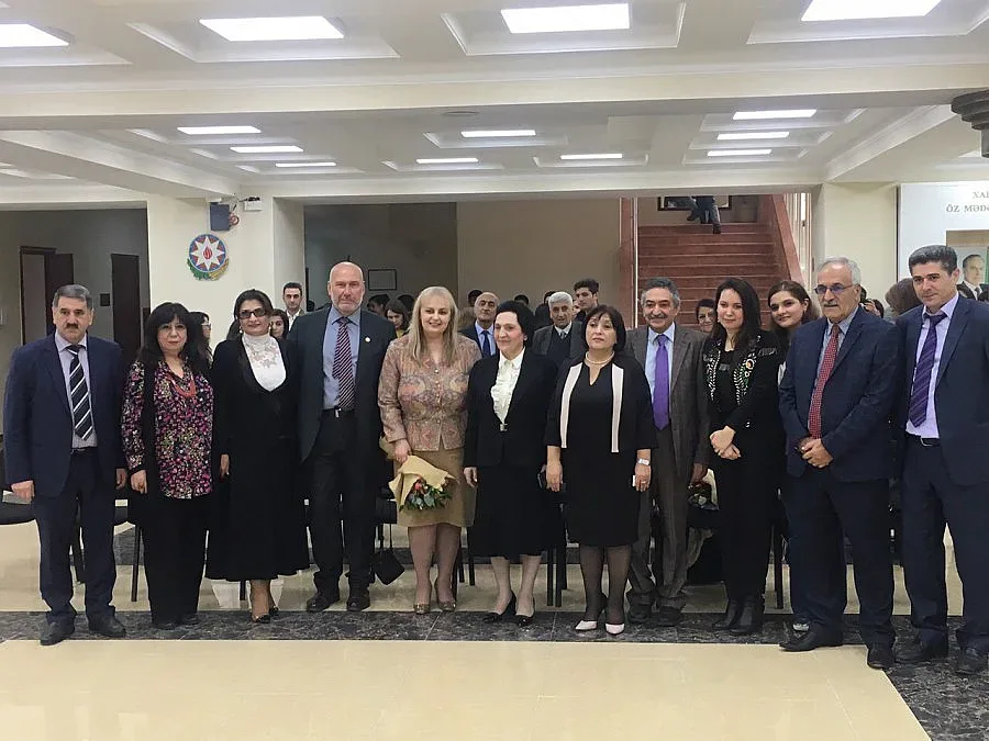 Студенти от Баку питат за Магурата