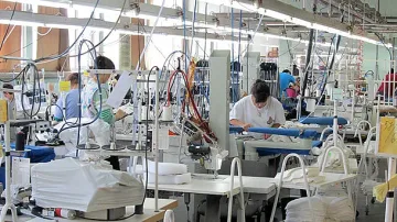 Внезапно затвориха шивашки цех. 500 жени останаха без препитание