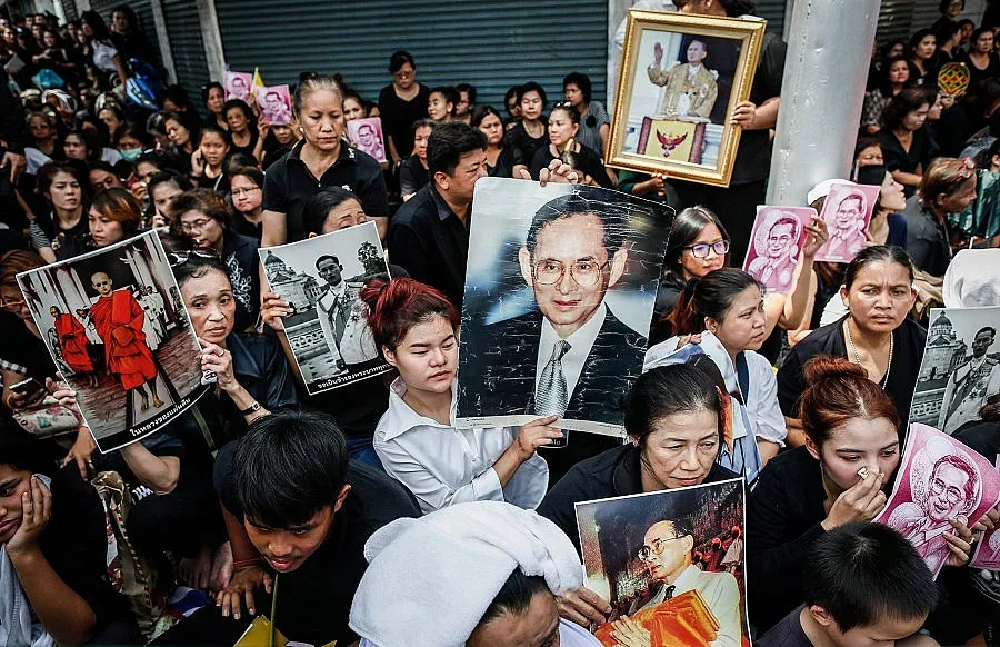 Тайланд потъна в скръб за своя крал