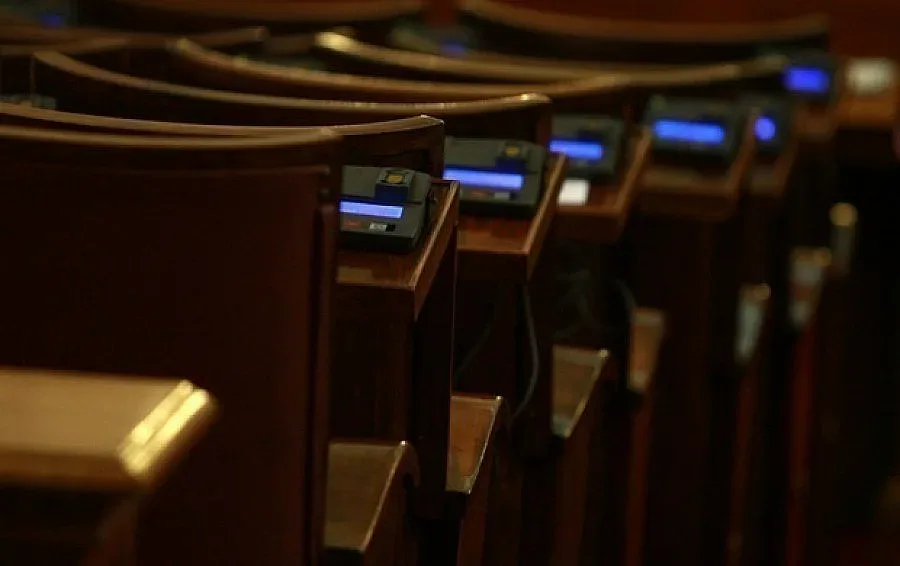 Парламентът пак ще заседава извънредно