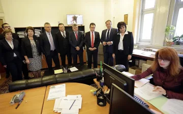 Нинова: Събрахме 51 подписа, Главчев е длъжен да свика НС