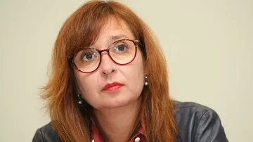 Русинова: За всички е полезно да няма слети почивни дни