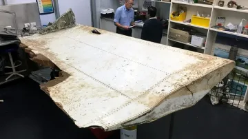 Откриха нови останки от полет MH370