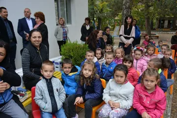 Хлапета гледат анимация на нови телевизори