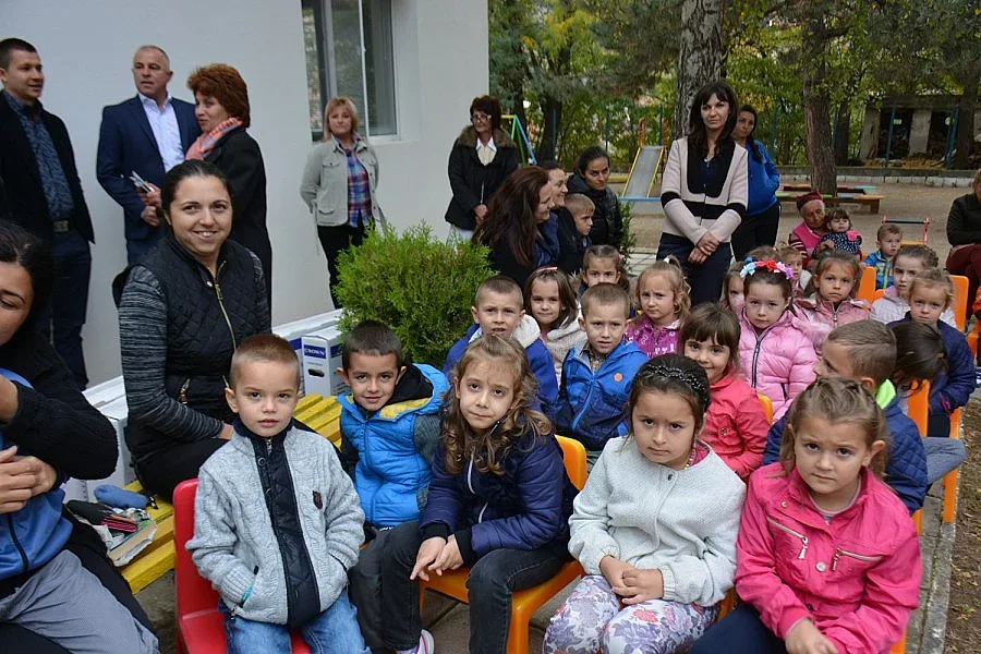 Хлапета гледат анимация на нови телевизори