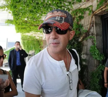 Баби въртят баници за Бандерас