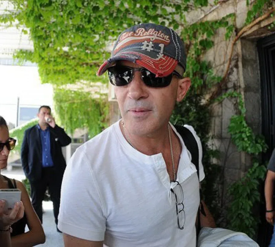 Баби въртят баници за Бандерас