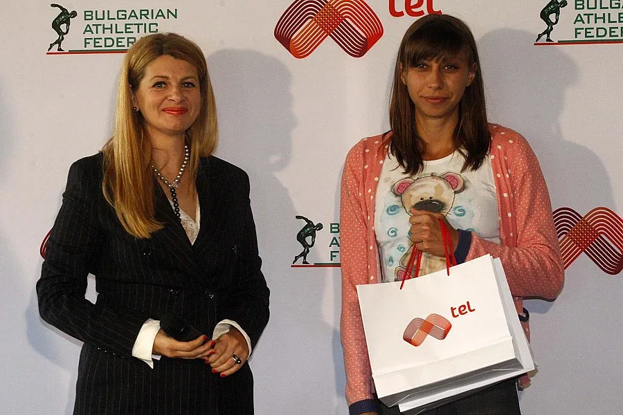 Сребърната Демирева със смартфон като на Меси