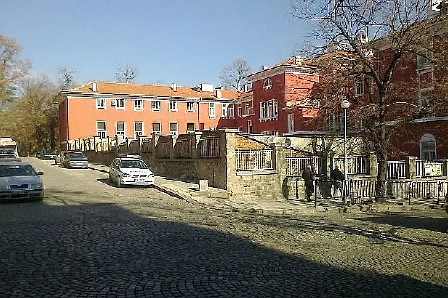 Евакуираха Търговската гимназия в Пловдив