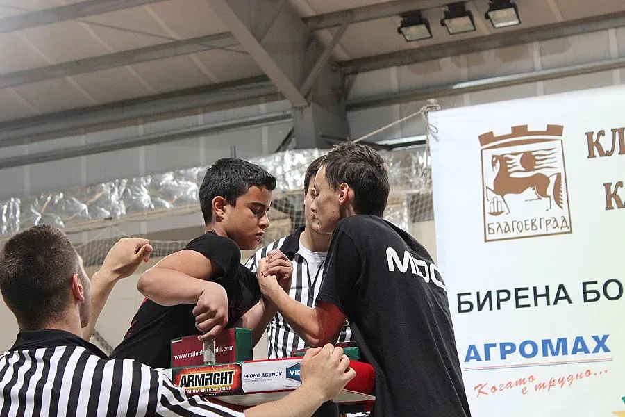 Шампиони по канадска борба на световно у нас