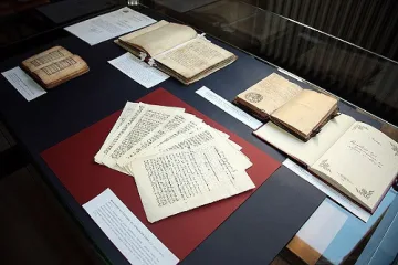 Показват спасени от грабеж книги