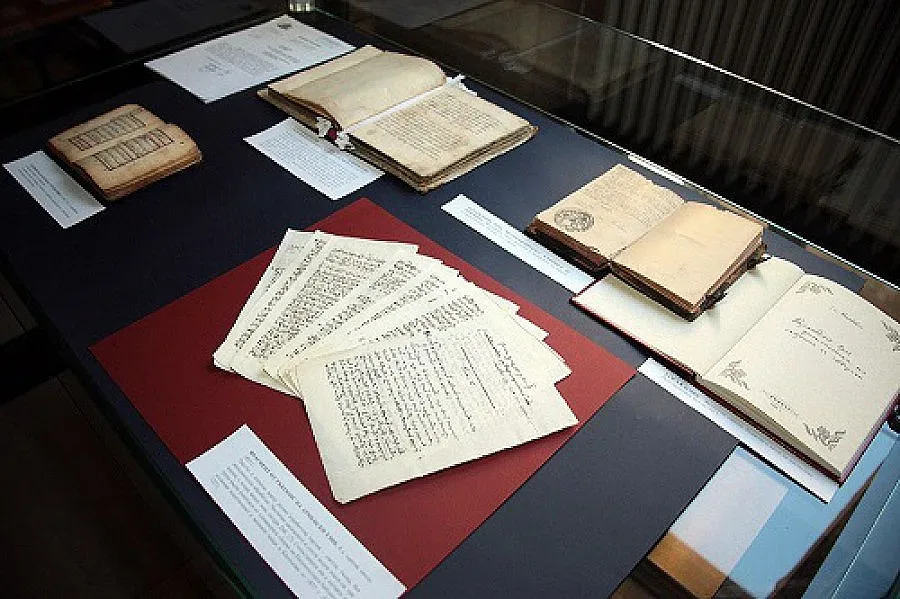 Показват спасени от грабеж книги