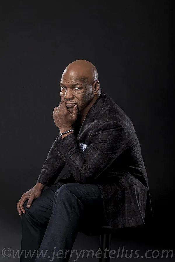 Тайсън се забавлява с компютърна игра