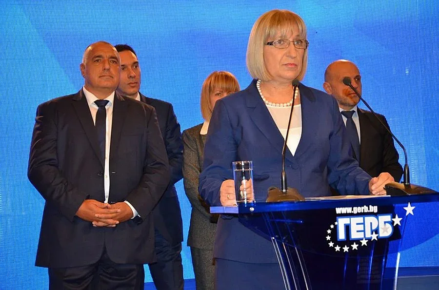 Цачева обикаля по 2 града на ден