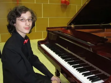 Ученик дари стипендия за нови инструменти