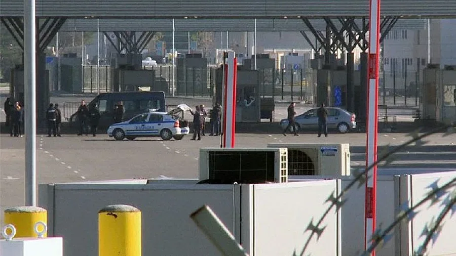 Задържаха четирима граничари с белязани пари