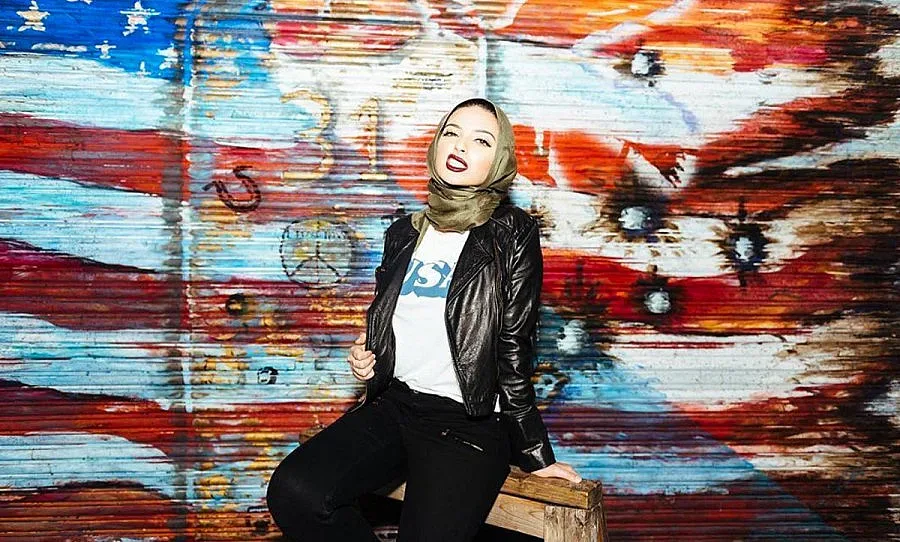 Дама със забрадка на корицата на "Playboy" 