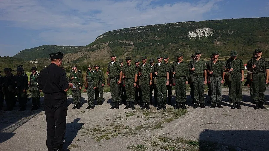 На плаж с автомат и гранати