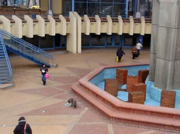 Потрошиха пейките на централна гара