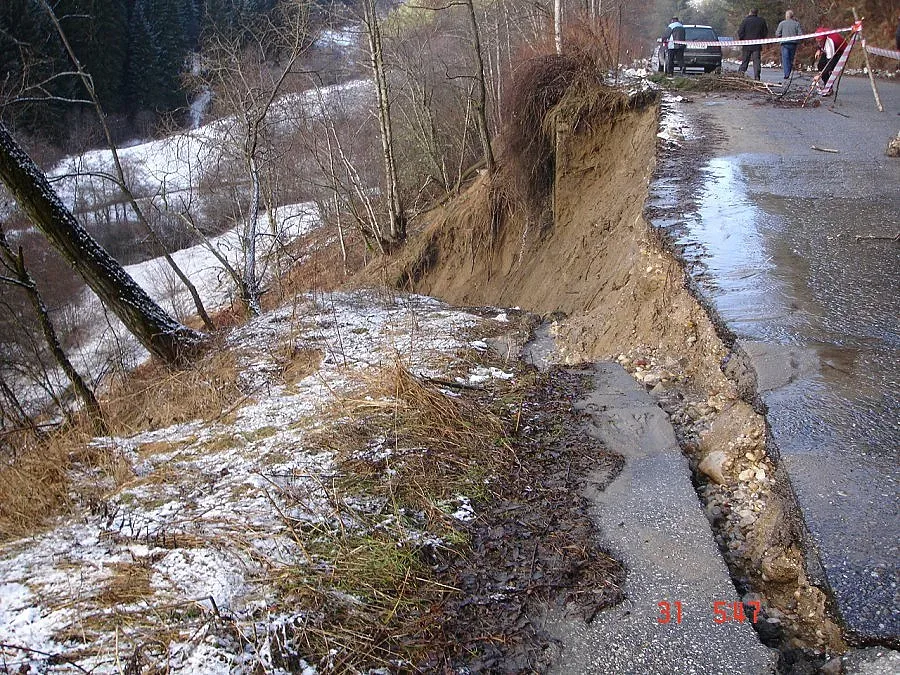 Две свлачища стряскат село Осина