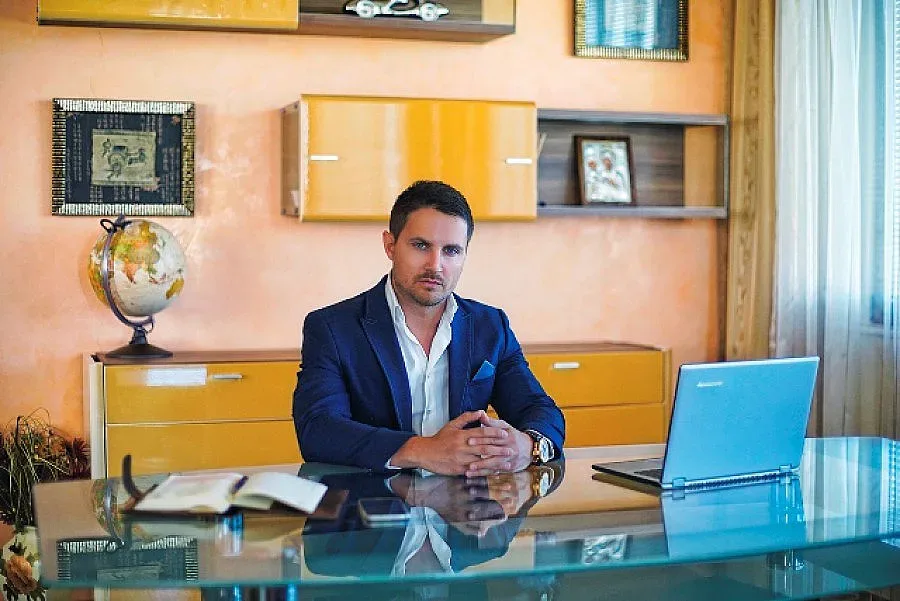 Милионерът от "ВИП брадър" кара порше