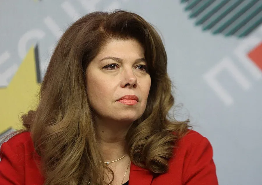 Йотова осъди остро поругаването на нашия паметник в Македония