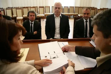 Слави внесе документи за референдума в ЦИК