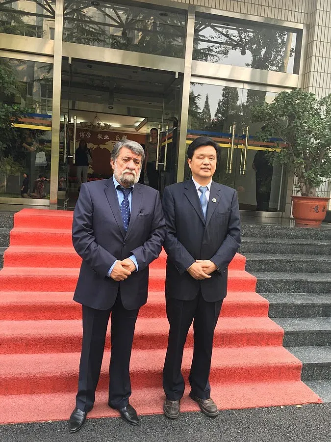 Посрещат Рашидов с червен килим в университет в Пекин