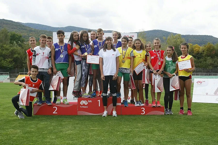 Мирела Демирева награди децата в Правец