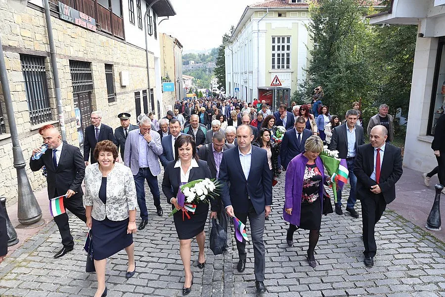 Нинова: Не навеждайте глави пред никого, освен пред героите ни