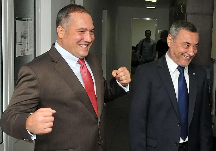 Слави Бинев пак запасва колана