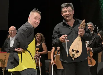 Найджъл Кенеди се надсвирва с наш гъдулар