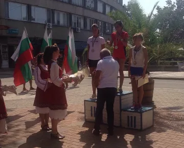 Атлети от 24 клуба бягат в шосейния пробег "Карнобат"