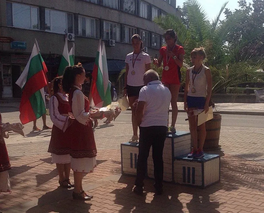 Атлети от 24 клуба бягат в шосейния пробег "Карнобат"