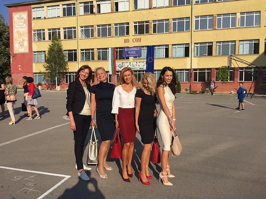 Секси учителки изкушават татковци