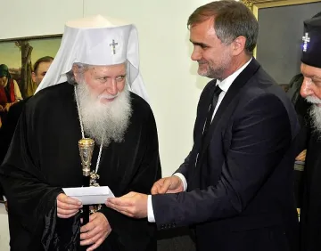 Патриарх Неофит с почетен медал