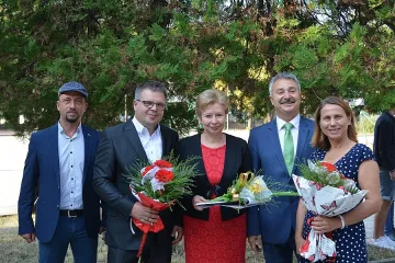 Директор на немска гимназия приветства ученици в Монтана