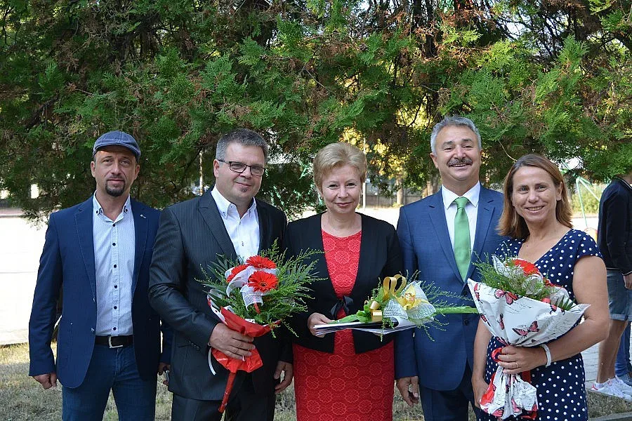 Директор на немска гимназия приветства ученици в Монтана