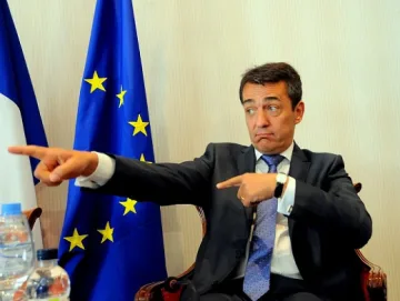 Изпратиха френския посланик с червена ябълка