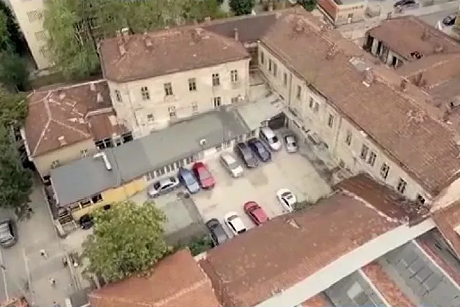 Кабинетът оспорва в съда сделката за конюшните